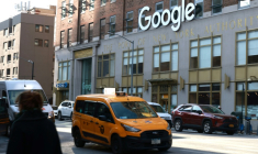 A taxi devant le siège de Google à New York  le 22 janvier 2026. ( AFP / TIMOTHY A. CLARY )