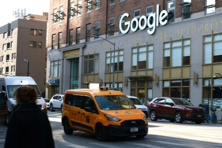 A taxi devant le siège de Google à New York  le 22 janvier 2026. ( AFP / TIMOTHY A. CLARY )