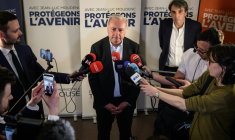 Le maire divers droite sortant de Toulouse, et candidat à sa réélection, Jean-Luc Moudenc, s'adresse à la presse après sa victoire au 2e tour des municipales, le 22 mars 2026 à Toulouse, en Haute-Garonne ( AFP / Ed JONES )