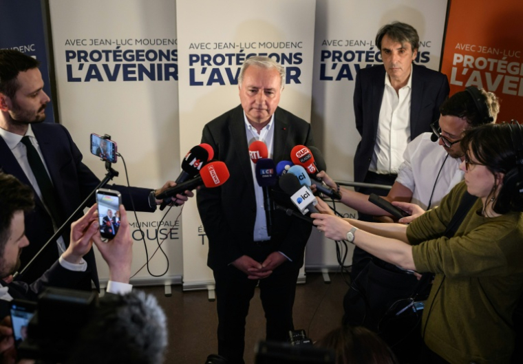 Le maire divers droite sortant de Toulouse, et candidat à sa réélection, Jean-Luc Moudenc, s'adresse à la presse après sa victoire au 2e tour des municipales, le 22 mars 2026 à Toulouse, en Haute-Garonne ( AFP / Ed JONES )
