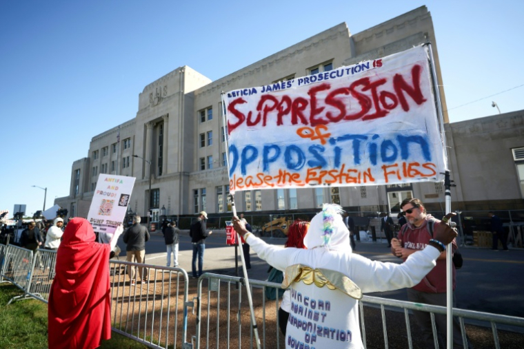 Des manifestants devant le tribunal fédéral de Norfolk, avant la mise en accusation officielle de la procureure générale de l'Etat de New York, Letitia James, le 24 octobre 2025 en Virginie ( Getty / WIN MCNAMEE )