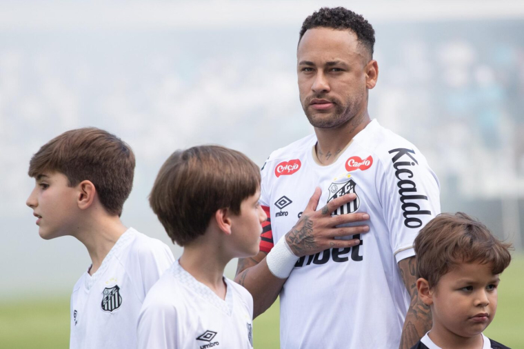 Neymar marque et réagit à sa non-convocation avec le Brésil