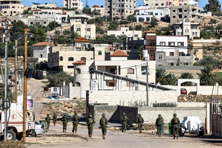 Des soldats israéliens en patrouille dans les rues de Toubas lors d'une opération militaire en Cisjordanie occupée, le 26 novembre 2025 ( AFP / Zain JAAFAR )