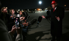 Le président américain Donald Trump s'adresse à la presse à son arrivée à la base aérienne Andrews, dans le Maryland, le 12 avril 2026 ( AFP / Jim WATSON )