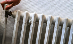 En France, 17,7% des logements du parc locatif privé détenus par des propriétaires de plus de 80 ans sont des passoires énergétiques. ( AFP / CHARLY TRIBALLEAU )