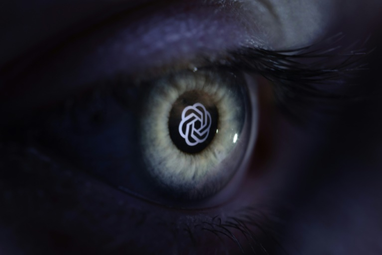 Logo d'OpenAI, éditrice de ChatGPT, refleté dans un oeil, le 6 juin 2023 ( AFP / JOEL SAGET )