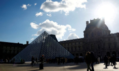 Photo d'archives des touristes au Musée du Louvre à Paris