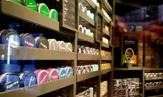 Photo d'archives de boîtes de poudre de tabac humide "snus" sur les étagères d'un magasin Swedish Match à Stockholm