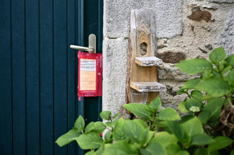 Des scellés sur la porte d'entrée de la maison où habitait Karine Esquivillon et Michel Pialle à Maché, en Vendée, le 16 juin 2023 ( AFP / LOIC VENANCE )