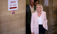 Marine Le Pen, présidente du groupe parlementaire du Rassemblement national (RN), arrive à la cour d'appel de Paris le 7 juillet 2026 pour assister au prononcé du verdict en appel pour détournement de fonds publics européens dans l'affaire des emplois présumés fictifs au Parlement européen ( AFP / Kenzo TRIBOUILLARD )