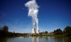 De la vapeur s'échappe des tours de refroidissement de la centrale nucléaire d'Électricité de France (EDF) à Civaux