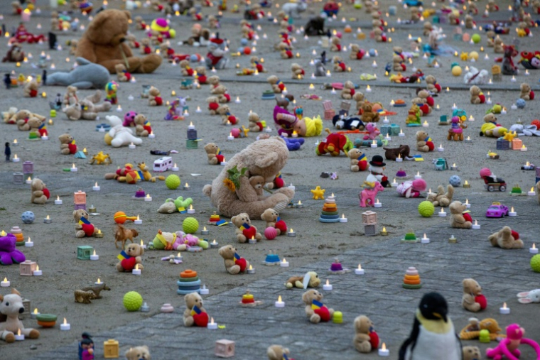 Des ours en peluche et des jouets, représentant des enfants enlevés pendant la guerre en Ukraine, le 23 février 2023 à Bruxelles ( BELGA / NICOLAS MAETERLINCK )