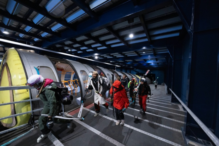 Des skieurs descendent du funiculaire de la Grande Motte, le 11 juillet 2026 à Tignes, en Savoie ( AFP / Alex MARTIN )