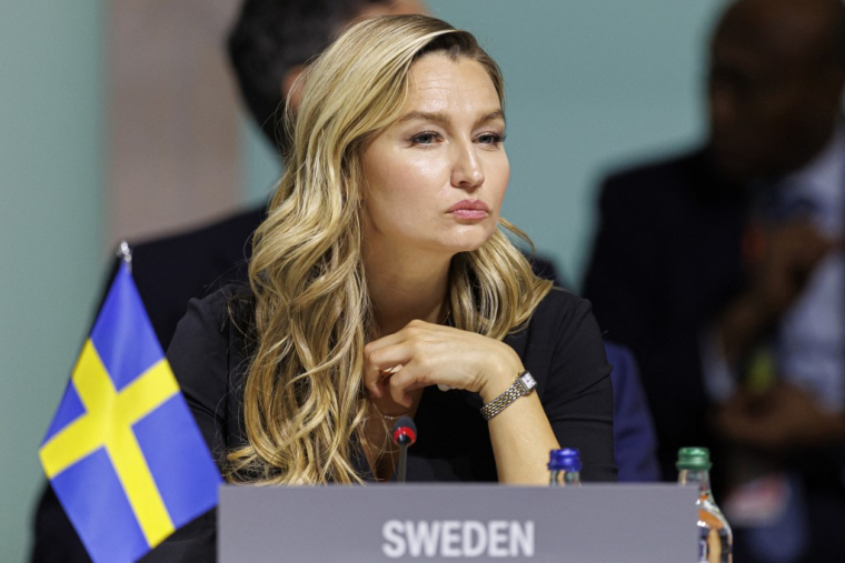 ( POOL / MICHAEL BUHOLZER )