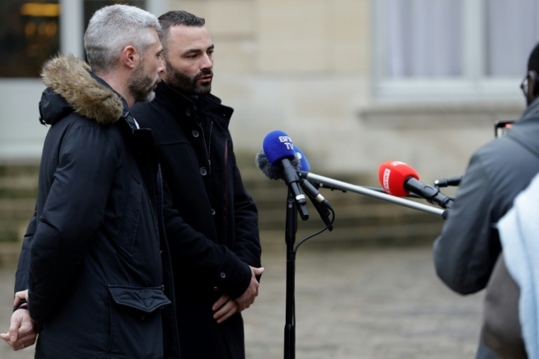 Le président des Jeunes agriculteurs (JA) Pierrick Horel (2eG) s'adresse à la presse à l'hôtel Matignon à Paris après y avoir été reçu par le Premier ministre le 19 décembre 2025 ( AFP / GEOFFROY VAN DER HASSELT )