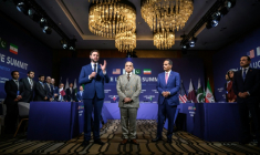 Le vice-président américain JD Vance (g), le Premier ministre pakistanais Shehbaz Sharif (c) et le Premier ministre et ministre des Affaires étrangères du Qatar, Cheikh Mohammed bin Abdulrahman bin Jassim Al-Thani, à l'ouverture d'une réunion quadrilatérale entre les États-Unis, l'Iran, le Pakistan et le Qatar, au complexe hôtelier de luxe Bürgenstock, le 21 juin 2026 en Suisse ( POOL / Fabrice Coffrini )