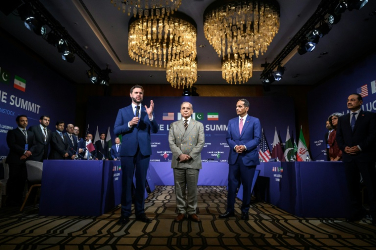 Le vice-président américain JD Vance (g), le Premier ministre pakistanais Shehbaz Sharif (c) et le Premier ministre et ministre des Affaires étrangères du Qatar, Cheikh Mohammed bin Abdulrahman bin Jassim Al-Thani, à l'ouverture d'une réunion quadrilatérale entre les États-Unis, l'Iran, le Pakistan et le Qatar, au complexe hôtelier de luxe Bürgenstock, le 21 juin 2026 en Suisse ( POOL / Fabrice Coffrini )