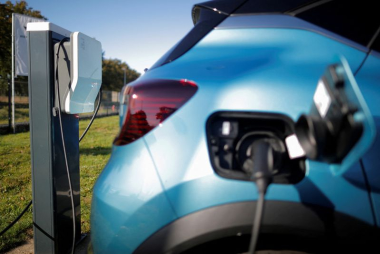 Une borne de recharge Renault wallbox est utilisée par une voiture hybride Renault Captur chez un concessionnaire des Sorinières