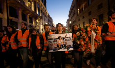Des manifestants rassemblés en hommage à la retraitée Maricarmen Abascal, expulsée de son logement et décédée la veille, le 8 octobre 2026 à Madrid ( AFP / Oscar DEL POZO )