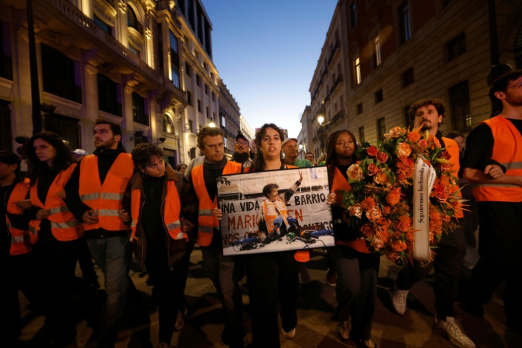 Des manifestants rassemblés en hommage à la retraitée Maricarmen Abascal, expulsée de son logement et décédée la veille, le 8 octobre 2026 à Madrid ( AFP / Oscar DEL POZO )
