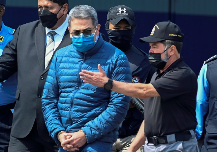 L'ex-président Juan Orlando Hernandez escorté sur une base de l'armée pour être extradé vers les Etats-Unis, le 21 avril 2022 à Tegucigalpa, au Honduras ( AFP / Orlando SIERRA )