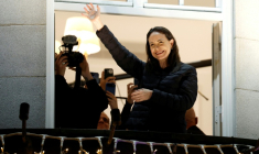 L'opposante vénézuélienne et prix Nobel de la paix Maria Corina Machado salue ses partisans depuis le balcon du Grand Hotel d'Oslo, le 11 décembre 2025 ( AFP / Odd ANDERSEN )