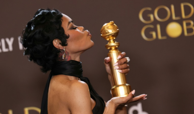 L'actrice américaine Teyana Taylor pose avec le prix du meilleur second rôle féminin pour "One Battle After Another" lors de la 83e cérémonie des Golden Globes à Beverly Hills, en Californie, le 11 janvier 2026 ( AFP / Etienne Laurent )