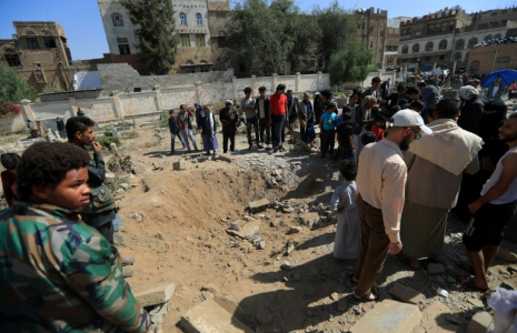Des habitants observent les dégâts causés par une frappe aérienne à Sanaa, tenue par les rebelles houthis, le 20 avril 2025 au Yémen ( AFP / Mohammed HUWAIS )