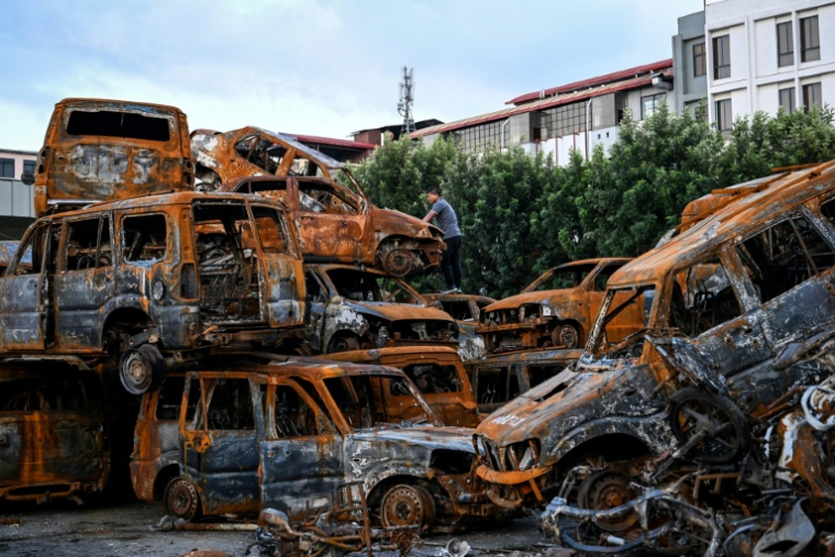 Des véhicules calcinés à l'intérieur du complexe du Parlement incendié à Katmandou, le 8 octobre 2025 au Népal ( AFP / Prakash MATHEMA )