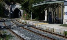 La petite gare de Clelles, sur la ligne régionale entre Grenoble et Gap, le 18 août 2025 en Isère ( AFP / JEAN-PHILIPPE KSIAZEK )