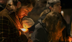 Lors d'une veillée en hommage aux victimes de la tuerie à Tumbler Ridge  le 11 février 2026 ( AFP / Paige Taylor White )