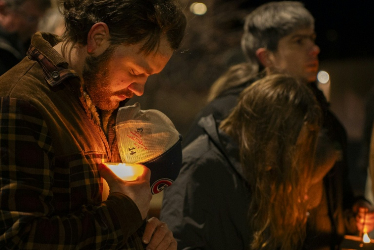 Lors d'une veillée en hommage aux victimes de la tuerie à Tumbler Ridge  le 11 février 2026 ( AFP / Paige Taylor White )