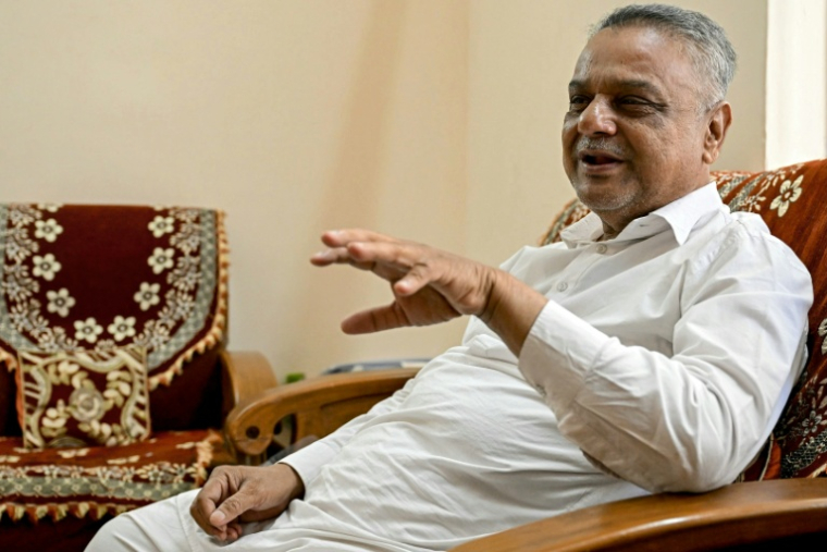 Badasab Saiyed, qui a perdu son frère, sa belle-sœur, son neveu et sa nièce dans le crash du vol 171 d'Air India, lors d'un entretien avec l'AFP à son domicile à Ahmedabad, le 11 novembre 2025 en Inde ( AFP / Indranil MUKHERJEE )