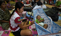 Des personnes déplacées par les combats à la frontière cambodgienne sont hébergées dans le gymnase de l'Université Surindra Rajabhat, en Thaïlande, le 25 juillet 2025 ( AFP / Lillian SUWANRUMPHA )
