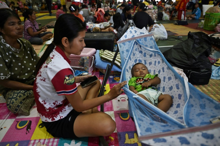 Des personnes déplacées par les combats à la frontière cambodgienne sont hébergées dans le gymnase de l'Université Surindra Rajabhat, en Thaïlande, le 25 juillet 2025 ( AFP / Lillian SUWANRUMPHA )