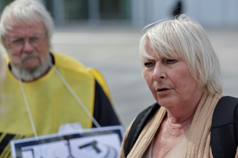 Claude Hury, cofondatrice et présidente de l'association Ultime Liberté, arrive à l'ouverture du procès de 12 militants du suicide assisté accusés d'avoir aidé des personnes en France à se procurer illégalement un médicament euthanasiant, au Tribunal judiciaire de Paris, le 15 septembre 2025 ( AFP / STEPHANE DE SAKUTIN )