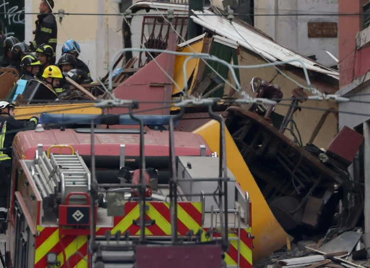 Des policiers et pompiers sur le site de l'accident de funiculaire qui a fait plusieurs morts à Lisbonne, le 3 septembre 2025 au Portugal ( AFP / PATRICIA DE MELO MOREIRA )