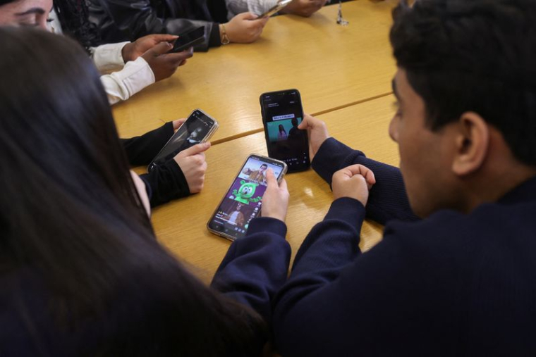 Des étudiants de Wimbledon s'adressent à Reuters pour lui faire part de leur opinion sur l'interdiction des médias sociaux aux moins de 16 ans