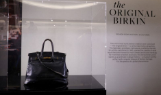 Le « Birkin » original exposé à la maison de ventes aux enchères Sotheby's à Paris