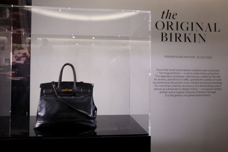 Le « Birkin » original exposé à la maison de ventes aux enchères Sotheby's à Paris