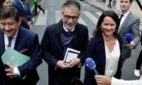 Le chef des socialistes Olivier Faure (centre), la maire de Nantes Johanna Rolland (droite) et le patron des sénateurs socialistes Patrick Kanner (gauche) arrivent à Matignon, à Paris, le 17 septembre 2025 ( AFP / STEPHANE DE SAKUTIN )