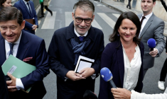 Le chef des socialistes Olivier Faure (centre), la maire de Nantes Johanna Rolland (droite) et le patron des sénateurs socialistes Patrick Kanner (gauche) arrivent à Matignon, à Paris, le 17 septembre 2025 ( AFP / STEPHANE DE SAKUTIN )