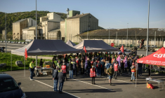 Des employés de l'usine de pâte à papier Fibre Excellence rassemblés devant le site de Saint-Gaudens, le 9 avril 2026 en Haute-Garonne ( AFP / Ed JONES )