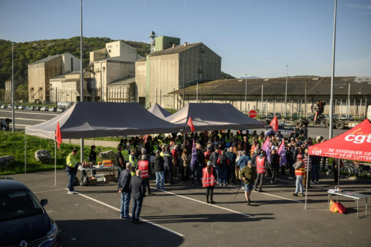Des employés de l'usine de pâte à papier Fibre Excellence rassemblés devant le site de Saint-Gaudens, le 9 avril 2026 en Haute-Garonne ( AFP / Ed JONES )