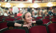 S’abonner à une salle de spectacle permet de bénéficier de nombreux avantages, comme des réductions sur le prix des billets. ( crédit photo : Shutterstock )