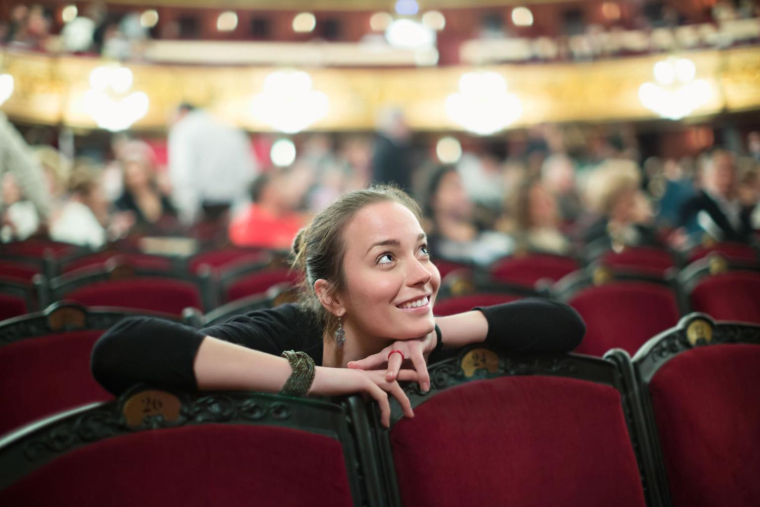 S’abonner à une salle de spectacle permet de bénéficier de nombreux avantages, comme des réductions sur le prix des billets. ( crédit photo : Shutterstock )