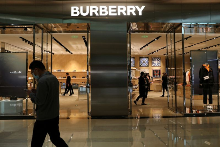 BURBERRY PLONGE EN BOURSE APRÈS DES VENTES JUGÉES DÉCEVANTES