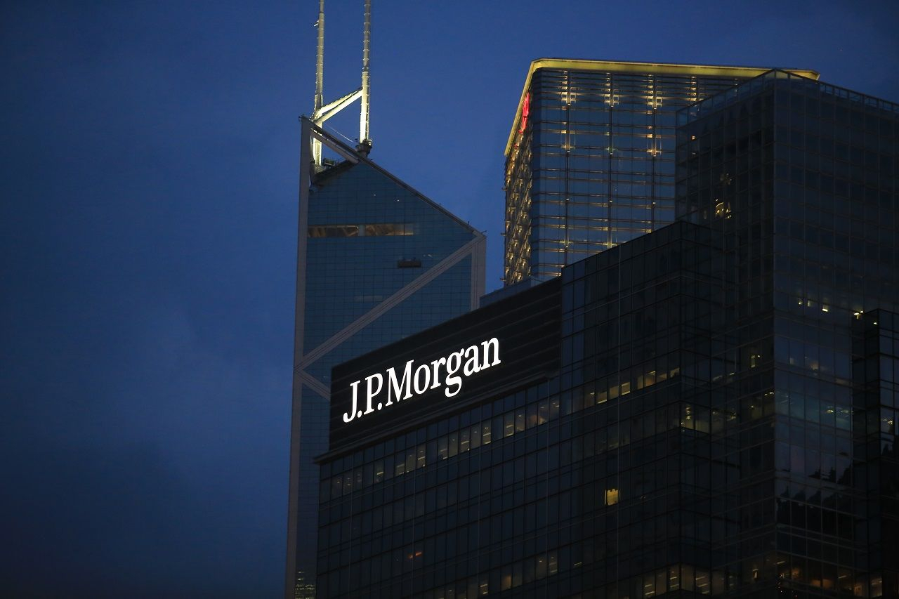le logo de la banque JP Morgan sur son siège (Crédit:  / Adobe Stock)