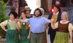 Peter Jackson (c) et une partie de l'équipe du "Seigneur des anneaux", à Cannes, le 13 mai 2001 ( AFP / GERARD JULIEN )
