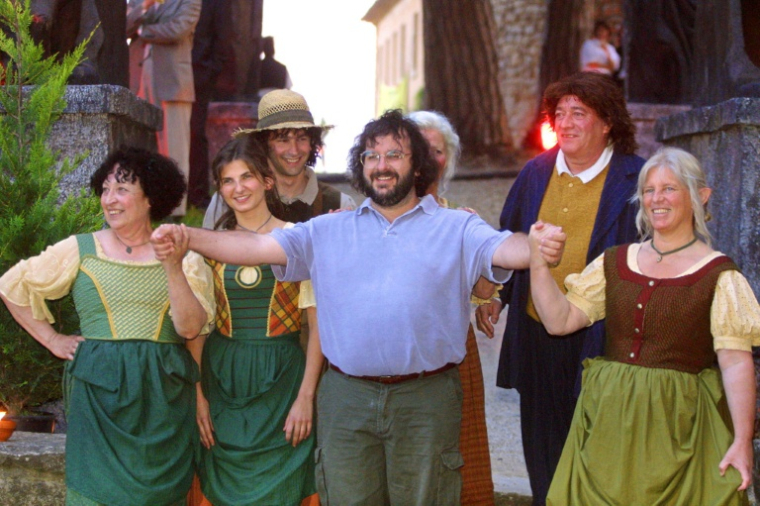 Peter Jackson (c) et une partie de l'équipe du "Seigneur des anneaux", à Cannes, le 13 mai 2001 ( AFP / GERARD JULIEN )